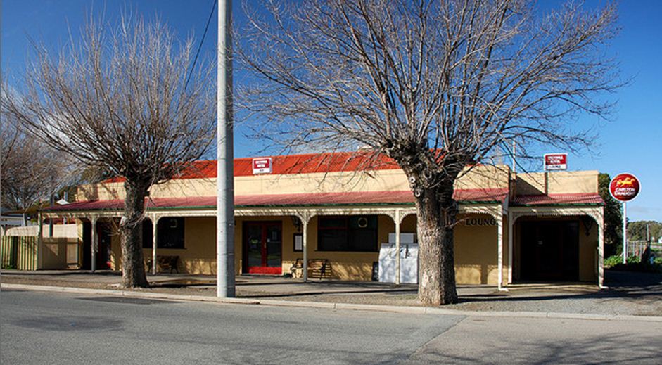 tallygaroopna hotel 2009. Burnt down c.2011.JPG