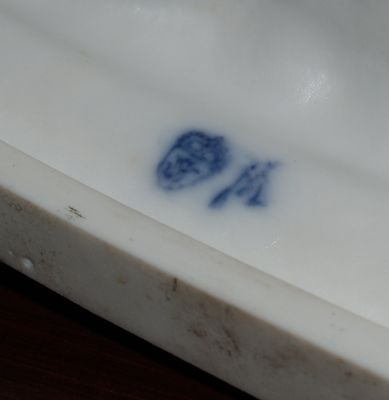 crown and shield "V S"?